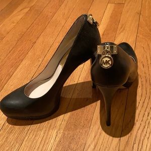 Michael Kora pumps